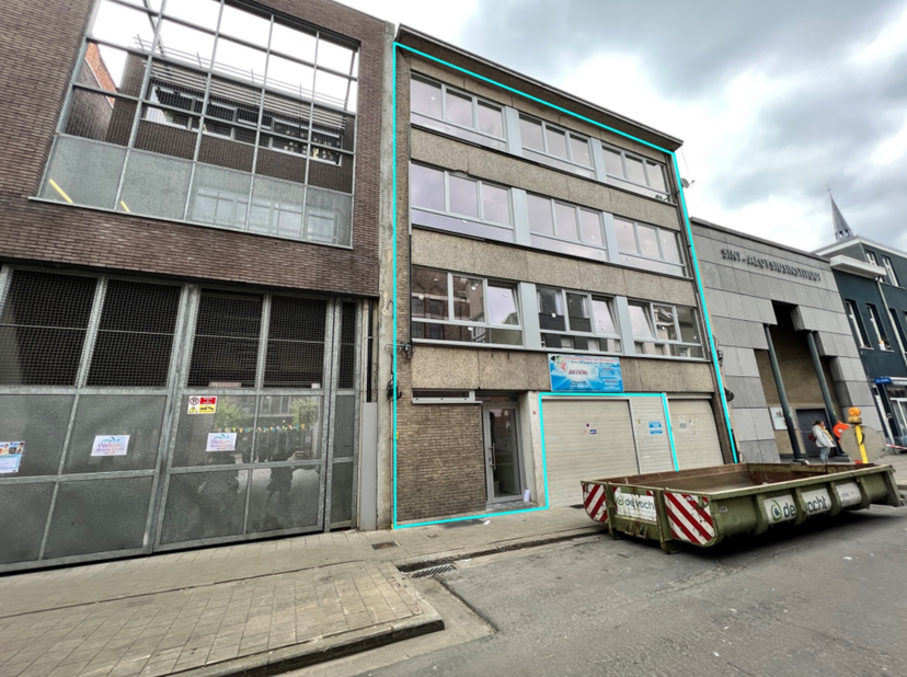 Informatie appartementsgebouw&lt;br /&gt;
&lt;br /&gt;
Volledig gerenoveerd gebouw met 18 gemeubelde studio&#039;s + garage op de min 1.Studio&#039;s zijn ca. 24 m². 3 verd